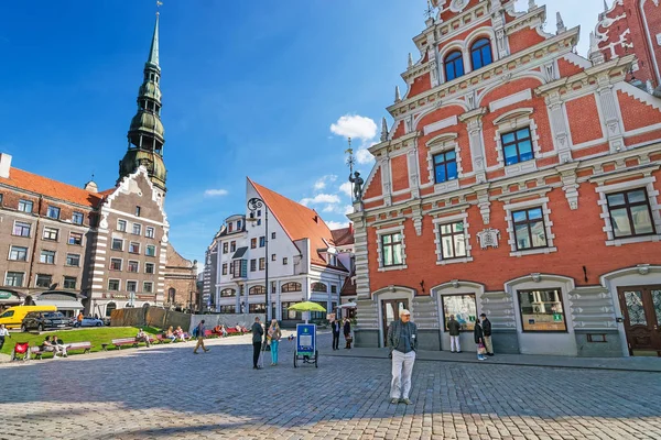 Casa de Blackheads y Iglesia de San Pedro en Riga — Foto de Stock