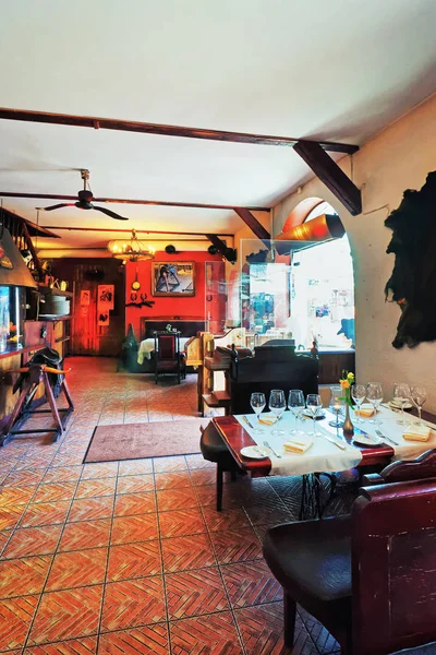Wnętrze restauracji na Starówce w Rydze — Zdjęcie stockowe