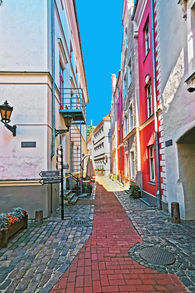 Calle Estrecha en el centro histórico de Riga — Foto de Stock