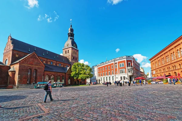 Gente en la Plaza de la Cúpula con Catedral de Riga en el casco antiguo — Foto de Stock