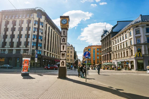 Kvadrat med människor och klockan i gamla stan i Riga — Stockfoto