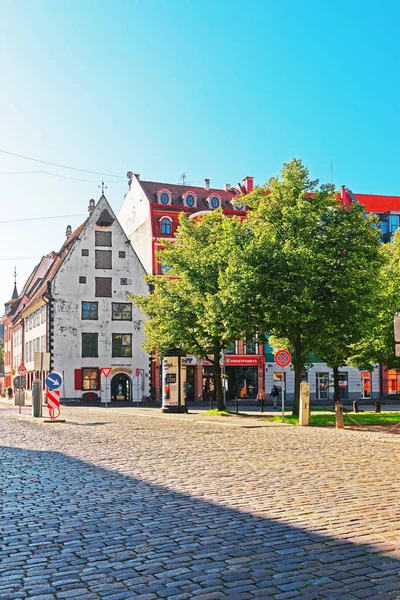 Strada e persone nel centro storico della città vecchia Riga — Foto Stock