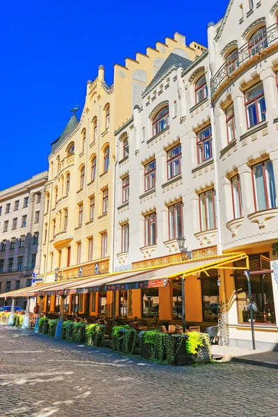 Café callejero y gente en el centro histórico de Riga — Foto de Stock