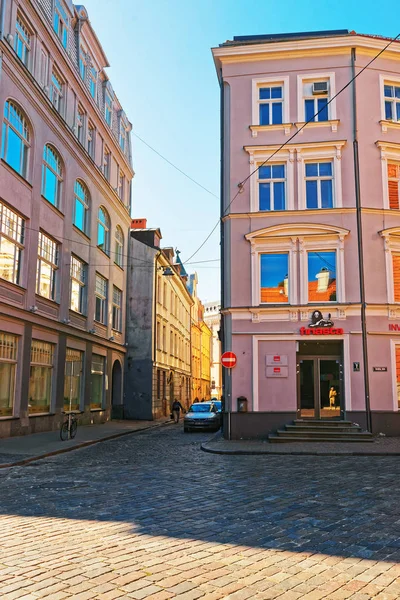 Rue dans le centre historique de la vieille ville Riga — Photo