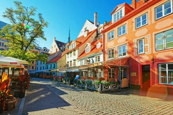 Rua ao ar livre café no centro histórico de Riga — Fotografia de Stock