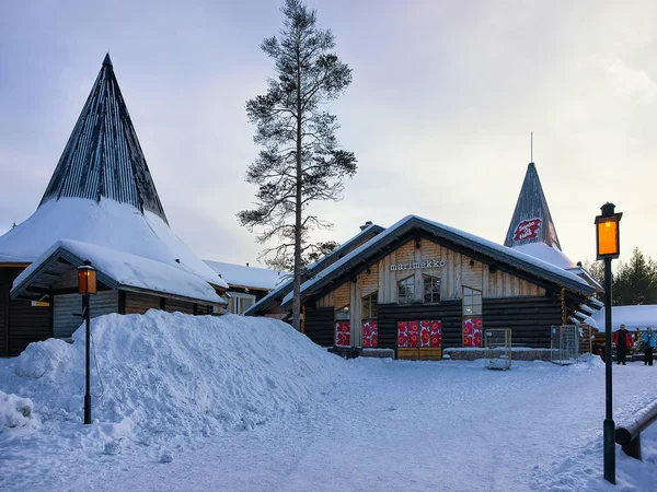 Personas en Santa Claus Village Laponia — Foto de Stock