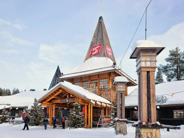 Lidé v Santa Claus Village v Laponsku — Stock fotografie