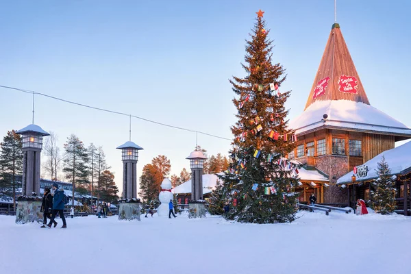 Люди в Лапландії села Санта Клауса — стокове фото