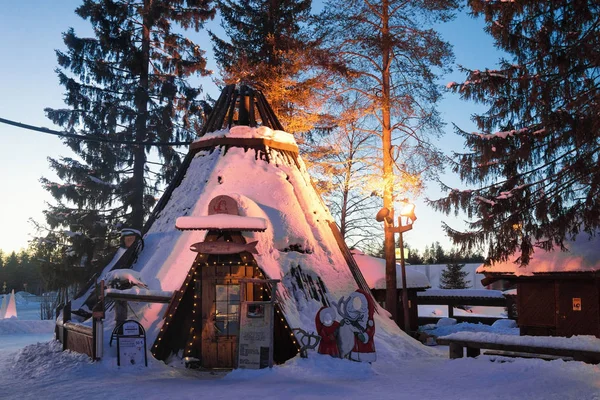 Деревня Санта Клауса на закате, освещенная светом — стоковое фото