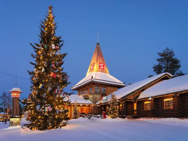 Noel Baba Köyü Lapland geceleri ışıklı
