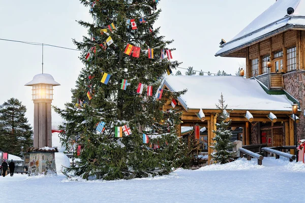 Pueblo de Santa Claus con árbol de Navidad en Laponia —  Fotos de Stock