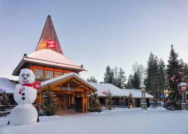 Kardan adam ve Noel ağaçları Lapland ile Noel Baba Köyü