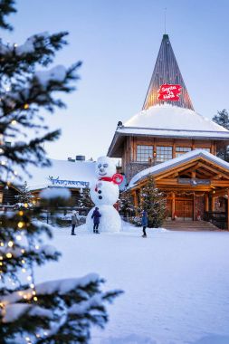 Kardan adam Santa Santa Claus köyde Lapland ofiste