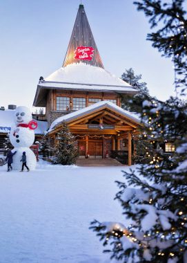Kardan adam Santa Bürosu'nda Lapland Santa Claus köyde