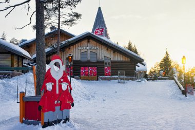 Santa Claus Köyü Lapland gün batımında