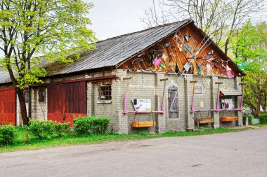 Traku Voke genel Park'ta Vilnius demir figürleriyle bina
