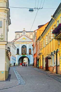 İnsanlar Vilnius şafağın kapısında