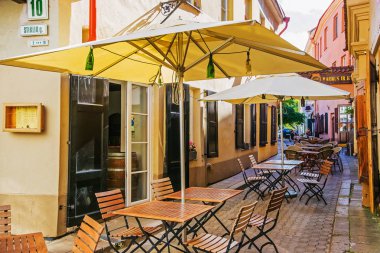 Vilnius eski şehirdeki sokak Cafe