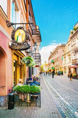 Eski şehir Vilnius insanlarla sokak Cafe