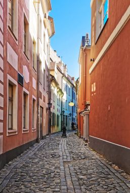 Dar sokak ve insanlar Riga tarihi merkezi