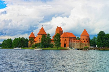 İnsanlar ve yelkenli tekneler Galve göl Trakai ada kale üzerinde 