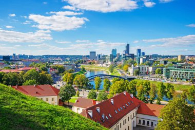 Eski Arsenal avlu ve gökdelenler Vilnius ile finans bölgesi