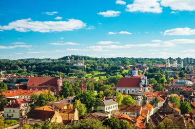 Vilnius cityscape kiliseler ile panoramik manzaralı