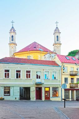 Holy Trinity Kilisesi Vilnius Kulesi ile sokak