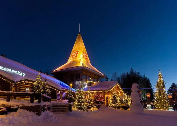 Muñeco de nieve cerca de la oficina de Santa Claus en Santa Village por la noche —  Fotos de Stock