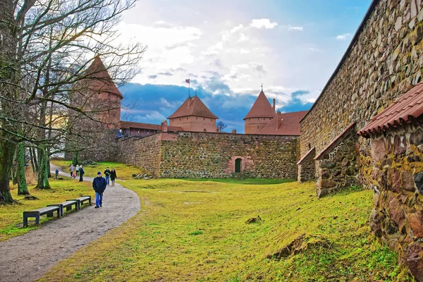 Turistas en el museo del castillo de la isla de Trakai durante el día —  Fotos de Stock