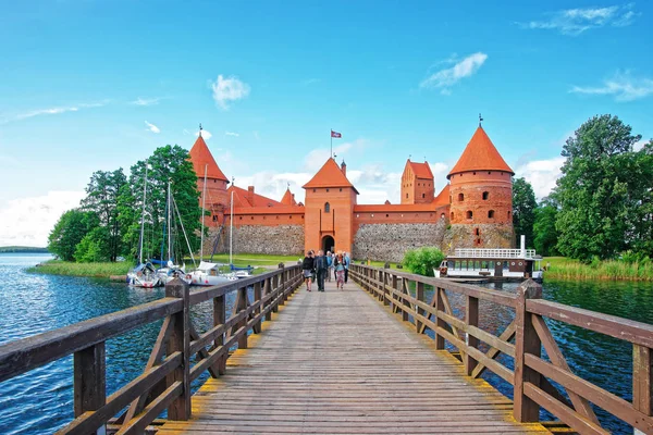 Museo del castillo de la isla Trakai que conduce al castillo de la isla Trakai — Foto de Stock