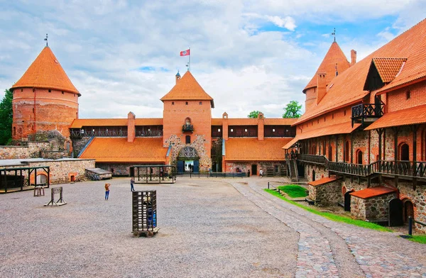 Turistas en el museo del castillo de la isla de Trakai durante el día — Foto de Stock