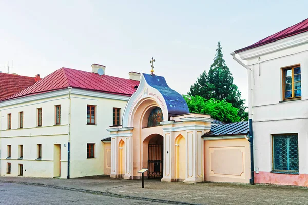 Bejárati kapu a templom a Szent Szellem Vilniusban — Stock Fotó