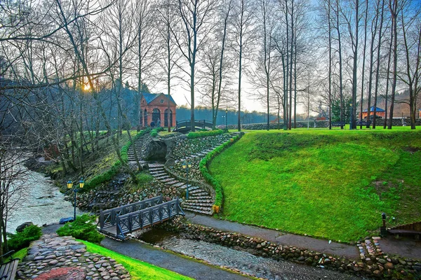 Belmontas Pavilniai bölgesel Park'ta Vilnius bridge ile küçük gölet — Stok fotoğraf
