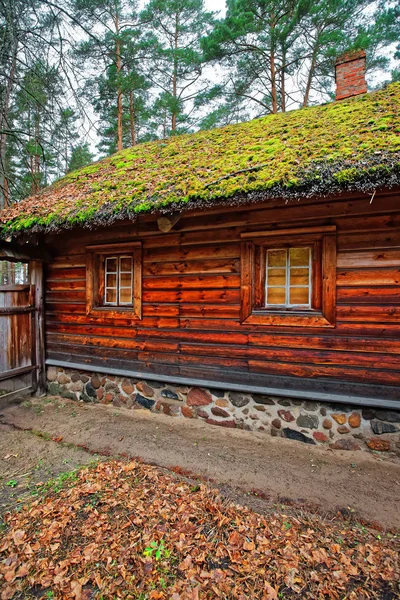 Casa de madeira velha em Etnográfico ao ar livre aldeia de Riga — Fotografia de Stock