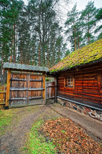 Rumah tua dan pagar kayu di desa Ethnographic di Riga — Stok Foto