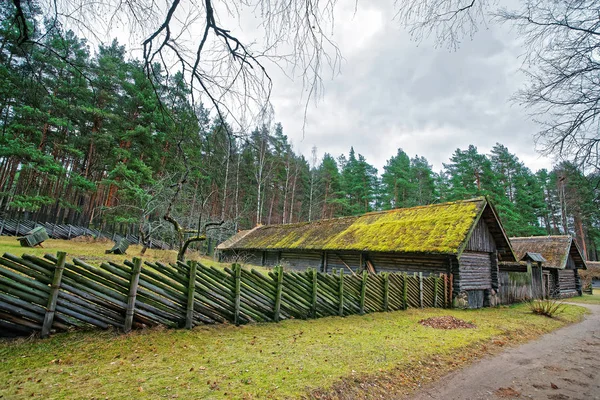 Edifício antigo e cerca de madeira na aldeia etnográfica em Riga — Fotografia de Stock