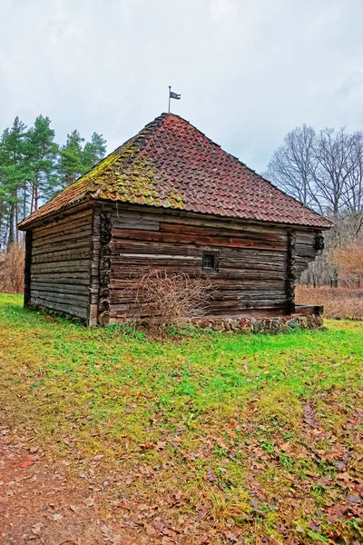 Старый традиционный деревянный дом в Этнографической деревне в Риге — стоковое фото