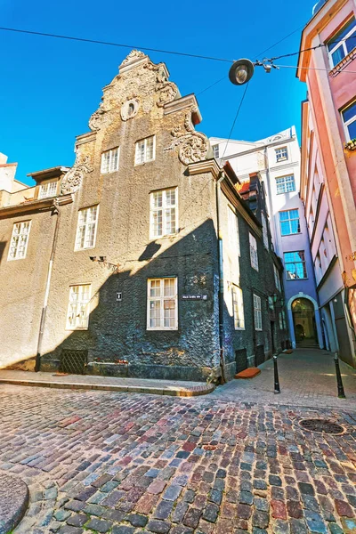 Rua e pessoas no centro histórico da cidade velha em Riga — Fotografia de Stock