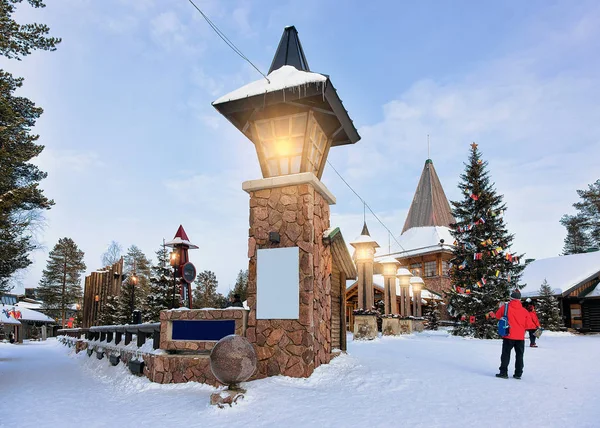 Gente en Santa Claus Village en Laponia —  Fotos de Stock