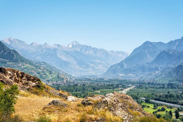 Berner Alpen bergen en landschap in Sion Valais-Zwitserland — Stockfoto