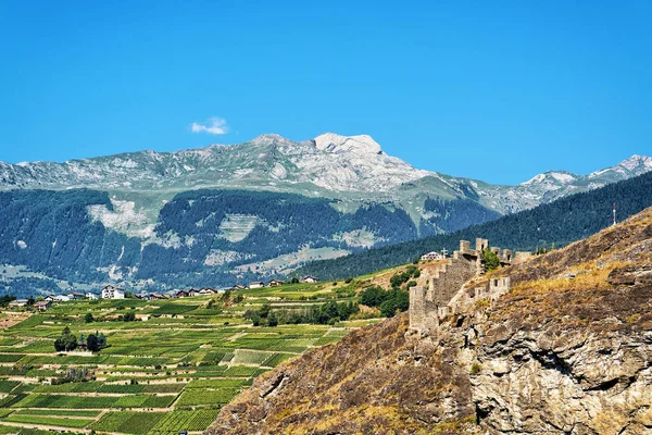 Landschap en steen ruïnes van Tourbillon-kasteel Sion Valais-Zwitserland — Stockfoto