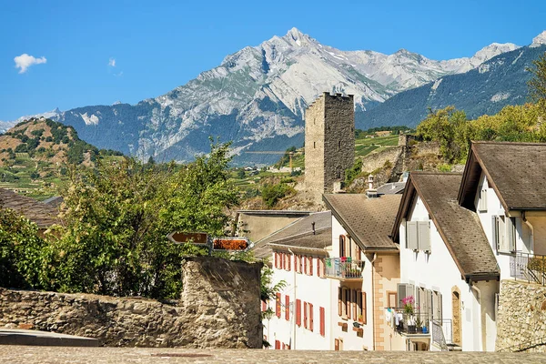 Gamla staden gatan och Majorie slott i Sion Valais Schweiz — Stockfoto