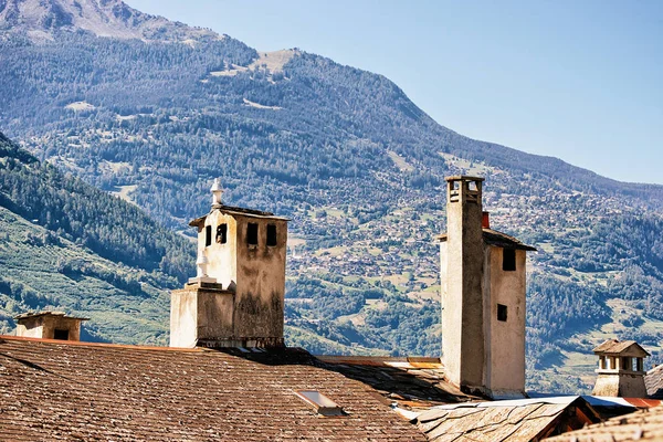 Tetto e camini dell'edificio a Sion Vallese Svizzera — Foto Stock