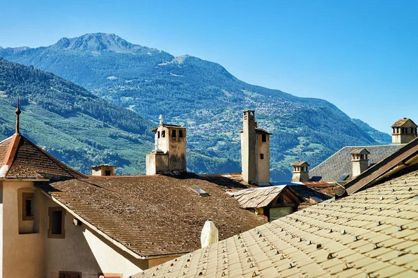 屋顶和烟囱的建筑物在熙雍瓦莱州瑞士 — 图库照片