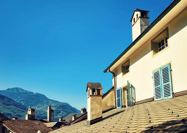 屋顶和烟囱的大厦在熙雍瓦莱州瑞士 — 图库照片