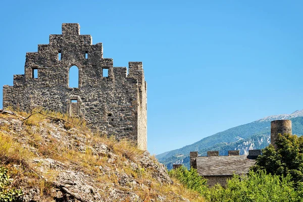 在瑞士瓦莱州熙雍山陀飞轮城堡的废墟 — 图库照片