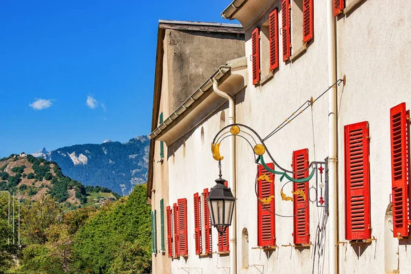 一盏路灯和在熙雍瓦莱州瑞士建筑 — 图库照片