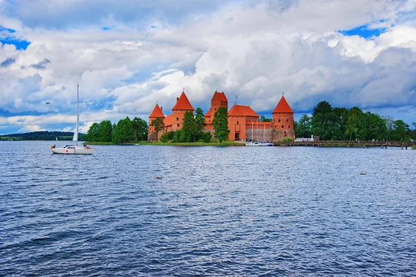 Gente en barcos de vela en Galve lago Trakai isla castillo — Foto de Stock