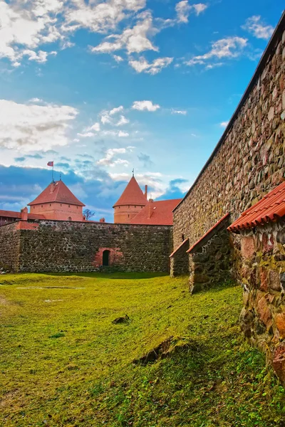 Torens en verdedigingsmuren van Trakai eiland Kasteelmuseum — Stockfoto